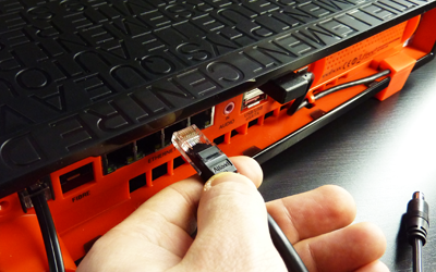 Relier l'embout Ethernet (venant du FreePlug) au Server