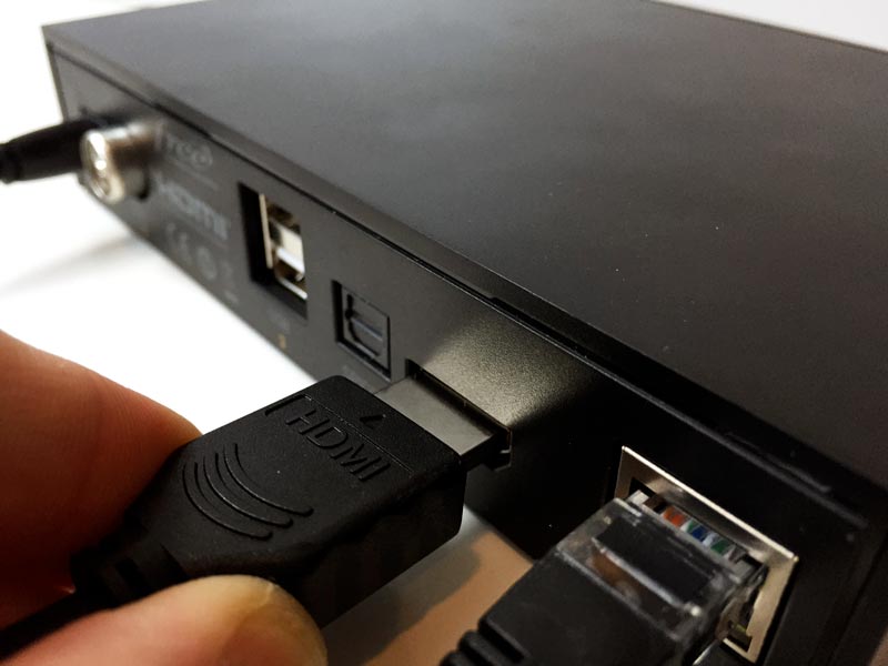 Insertion du câble HDMI côté Freebox
