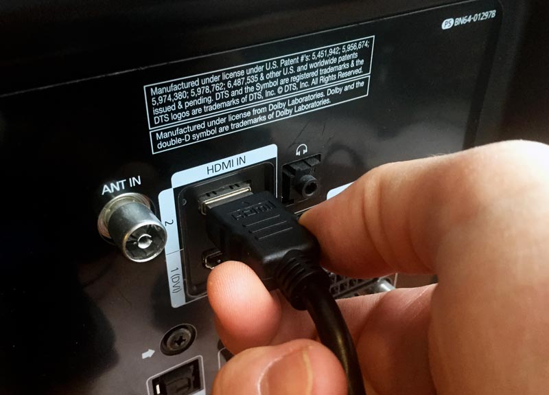Insertion du câble HDMI côté téléviseur