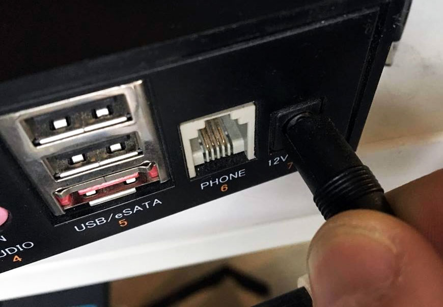 Insérer l'embout d'alimentation dans le port 12V