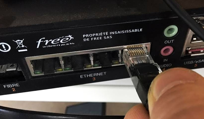 Insérer le câble Ethernet dans un port