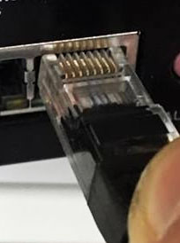 Insertion du câble Ethernet dans le port Ethernet